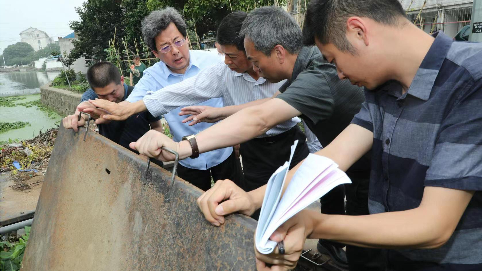 2020年6月12日，江苏省生态环境厅党组书记、厅长王天琦在检查太湖流域环境污染问题。.jpg
