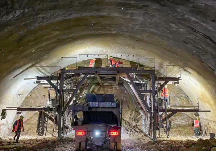 陶家隧道项目正在进行掌子面（开挖坑道时不断向前推进的工作面）钻孔作业。    重庆城投建设公司供图
